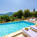 Irineos فيلة *